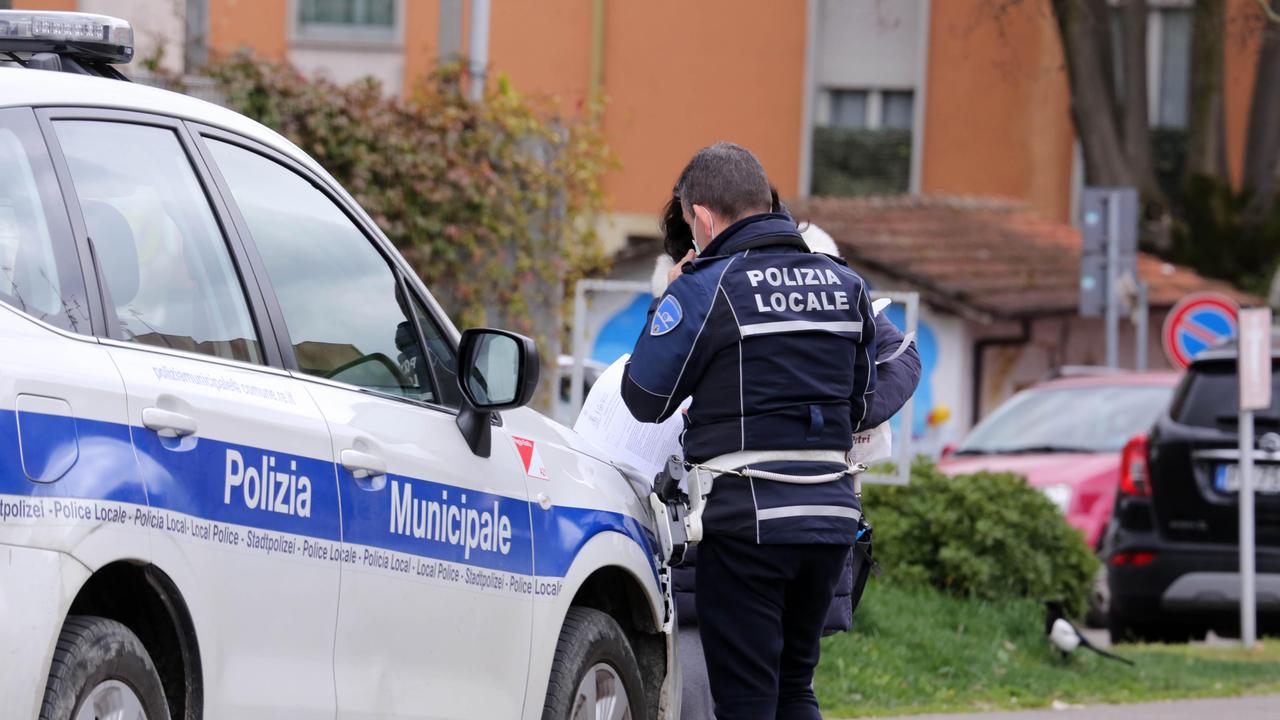 Donna investita in via dei Gonzaga a Reggio Emilia, rintracciato e denunciato il pirata della strada