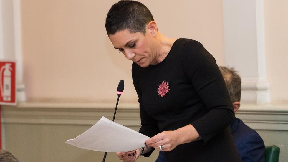 Offese Ilaria Baraldi sui social: l'uomo le augurò di essere stuprata ma in tribunale chiede perdono e paga un risarcimento