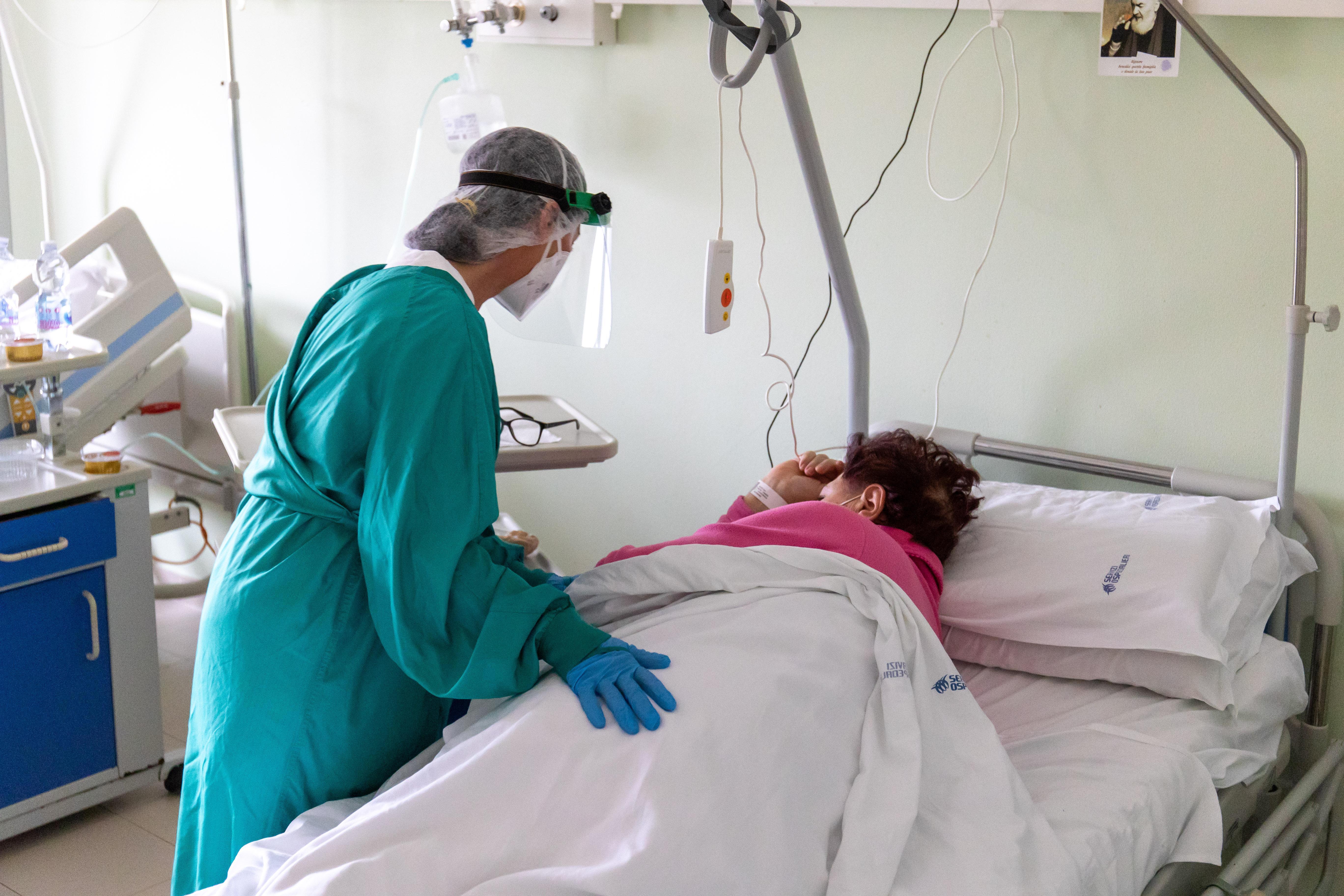 Un decesso e boom di ricoveri in reparti Covid, altri 11 pazienti al Sant'Anna