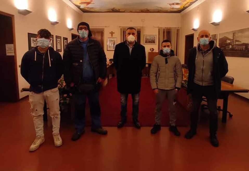 Il sindaco ringrazia gli uomini intervenuti per fermare il rogo 