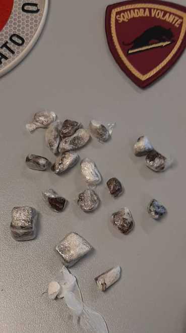 Getta la droga, ma la polizia lo vede: arrestato 