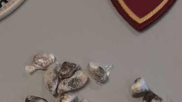Getta la droga, ma la polizia lo vede: arrestato