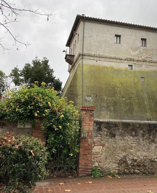 L'ingresso al faro, preso in gestione dal Comune