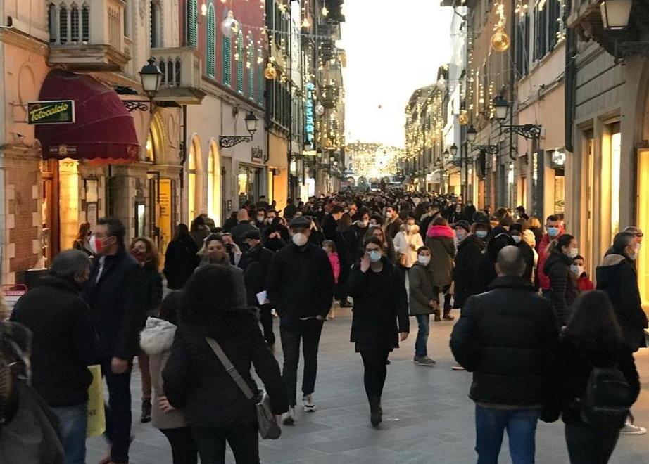 Obbligo delle mascherine all’aperto dai sindaci arriva un coro di no 