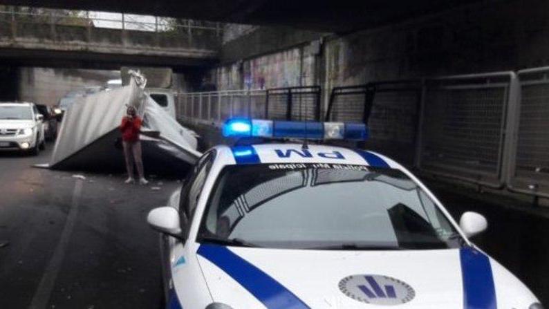 Veicolo incastrato, traffico in tilt