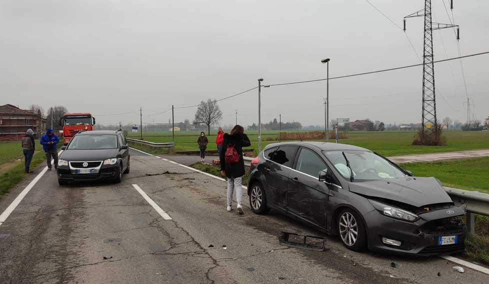 Scontro in via Di Mezzo Il traffico si blocca