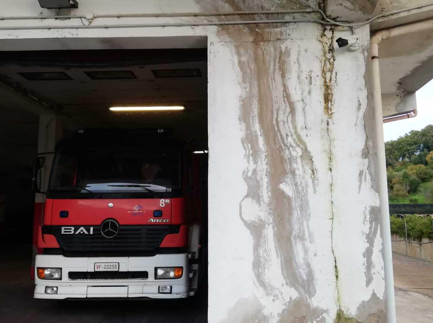 Vigili del fuoco, muffa in caserma 