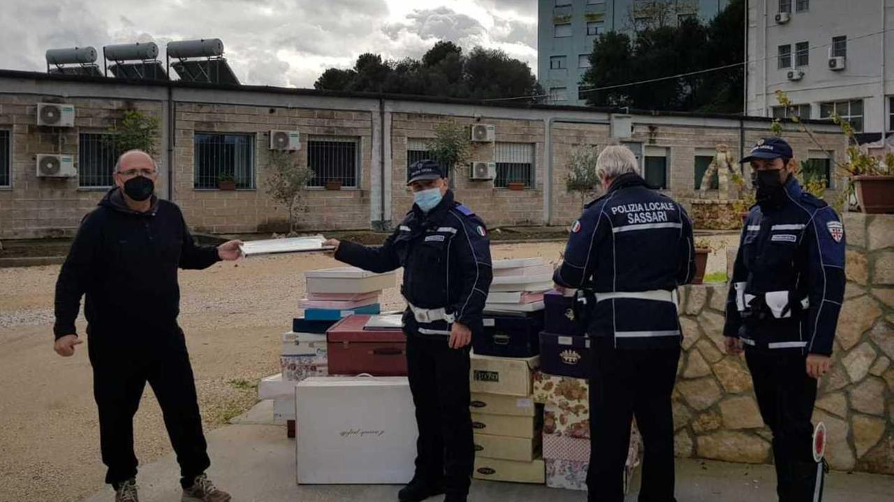 La polizia locale dona giochi mobili e trapunte ai poveri