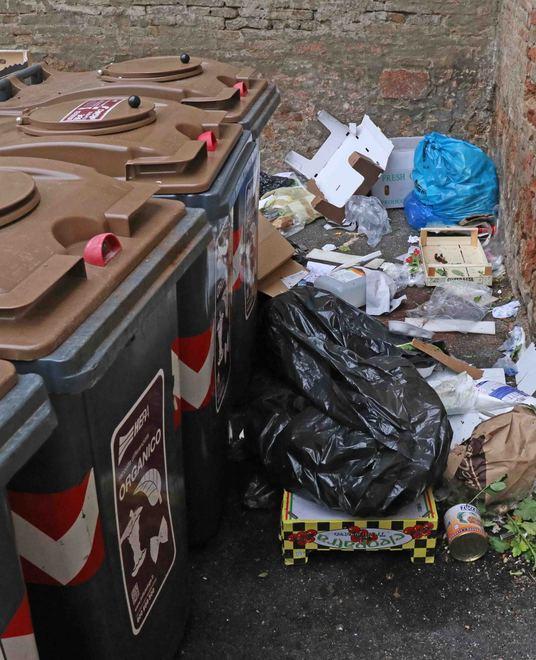 Rifiuti abbandonati a Ferrara, più multe: «Pratica odiosa in lieve calo» 