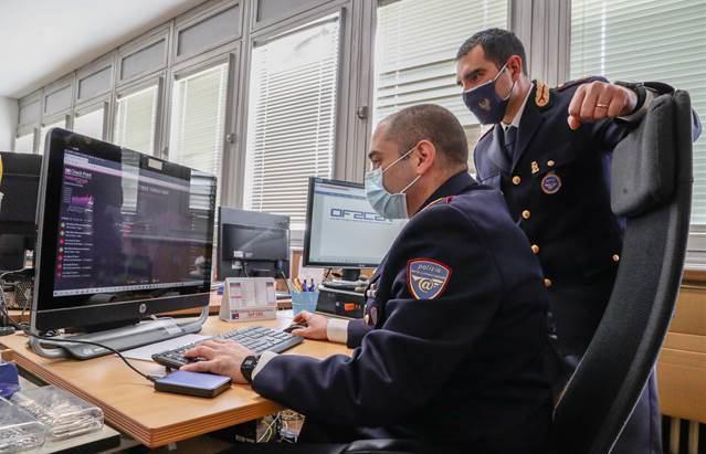 Un’attività di indagine della polizia postale di Firenze