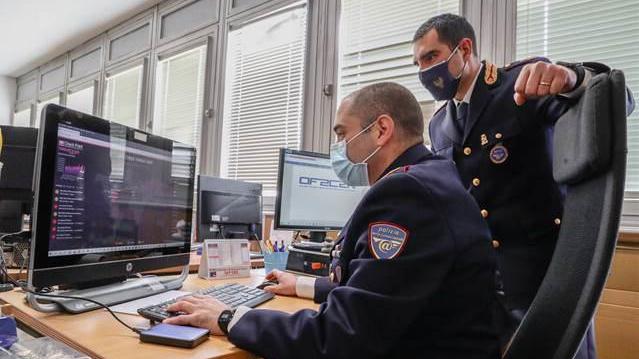 Un’attività di indagine della polizia postale di Firenze