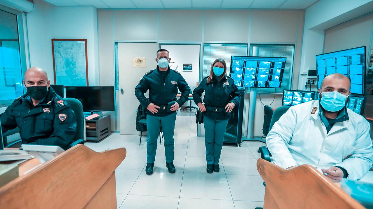 Agenti nella sala operativa del 113 della caserma "Labate" (foto d'archivio)