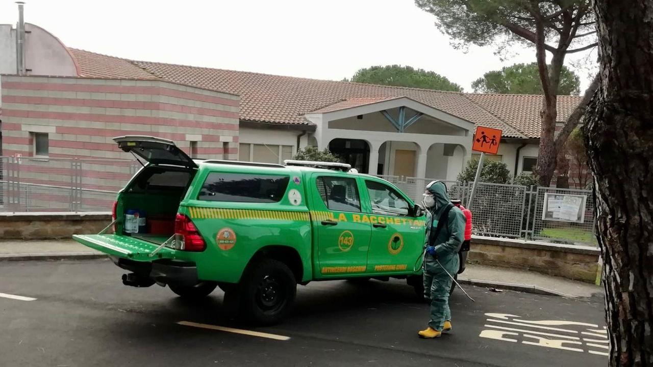 Un momento della sanificazione delle scuole di Capalbio