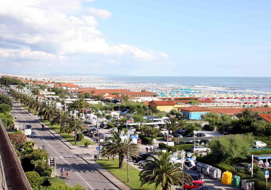 La passeggiata di Marina di Pietrasanta: qui un terzo degli immobili sono oggi seconde cose