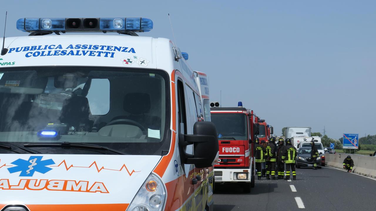 Un'ambulanza della Pubblica assistenza di Collesalvetti intervenuta per un incidente sulla Fi-Pi-Li (foto d'archivio)