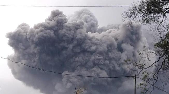 Indonesia: si risveglia il vulcano Semeru