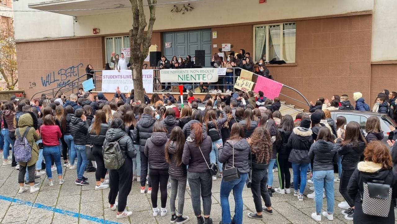 La protesta degli studenti del Liceo delle Scienze Umane (foto Massimo Locci)