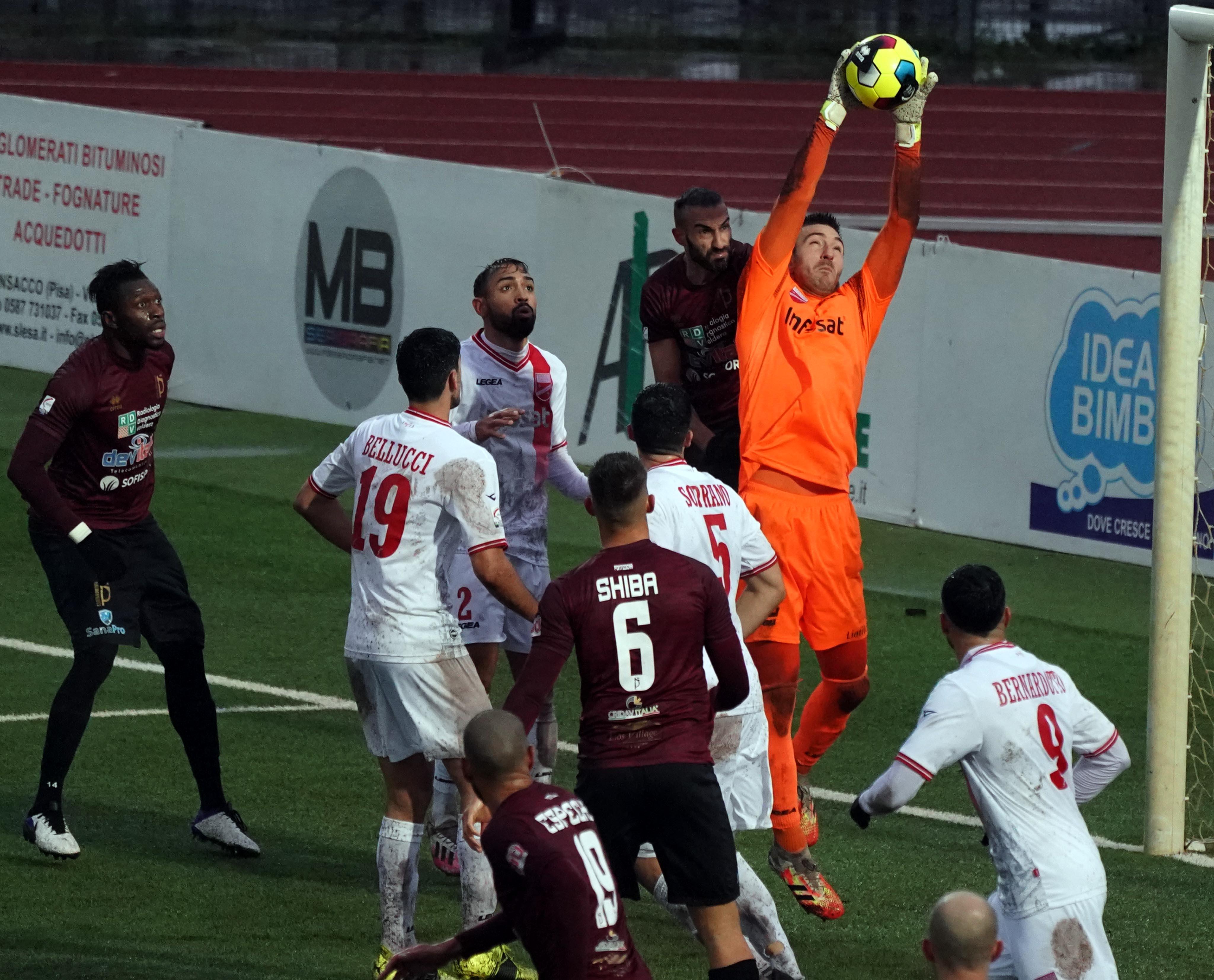 Il portiere Perucchini ferma un attacco del Pontedera (foto Franco Silvi)