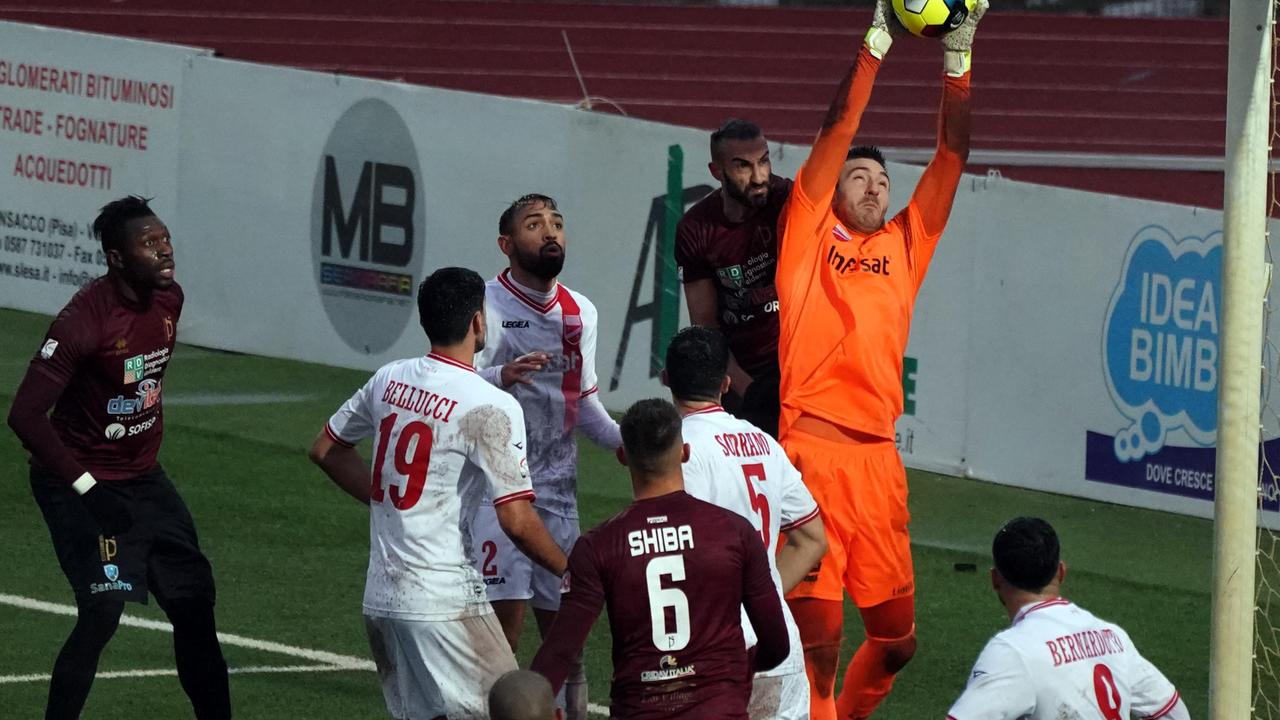Il portiere Perucchini ferma un attacco del Pontedera (foto Franco Silvi)