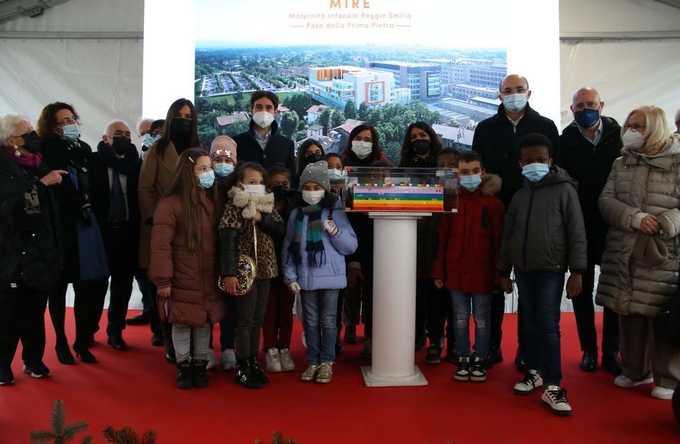 La prima pietra del Mire è stato posato simbolicamente dai bimbi ed è stato realizzato con mattoncini Lego