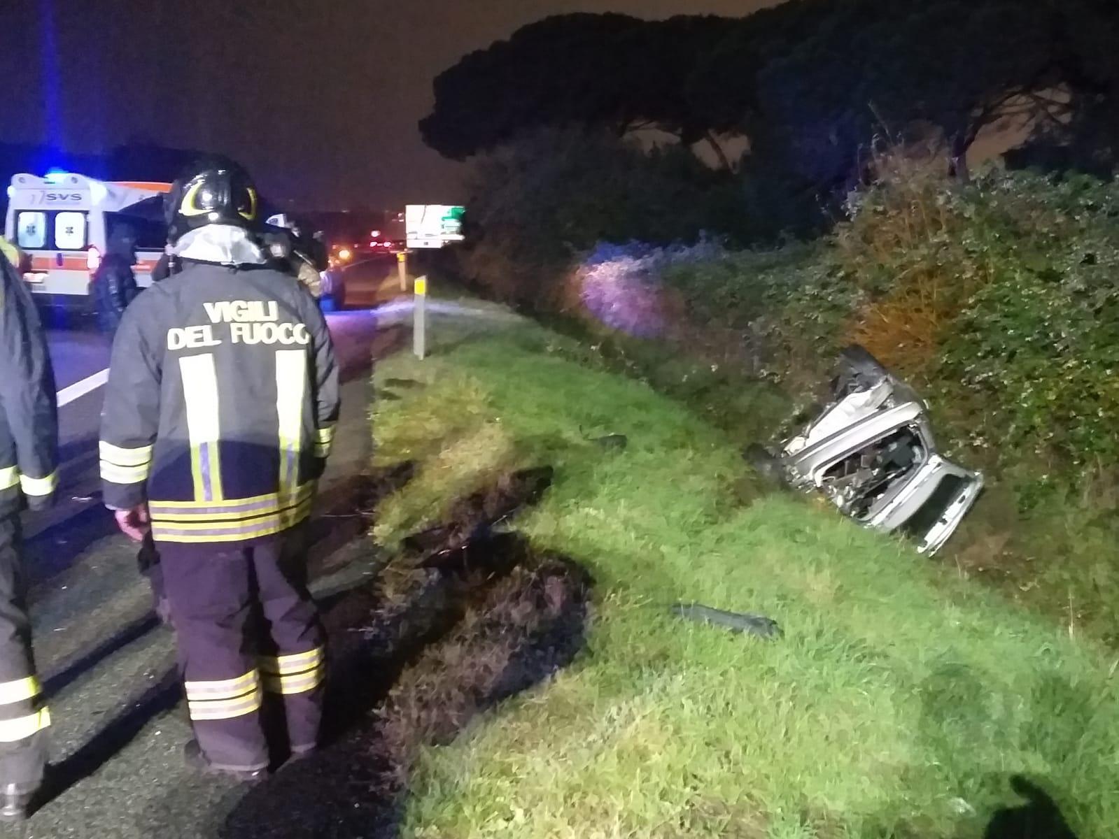 L'auto nel fosso con i vigili del fuoco e un'ambulanza della Svs