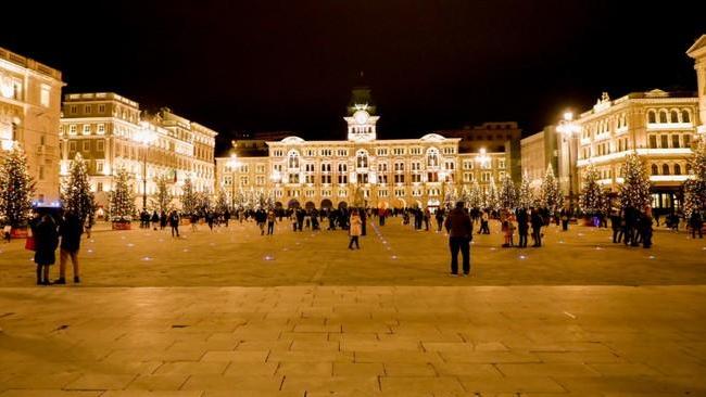 In piazza Unità a Trieste accese luci su alberi, è Natale