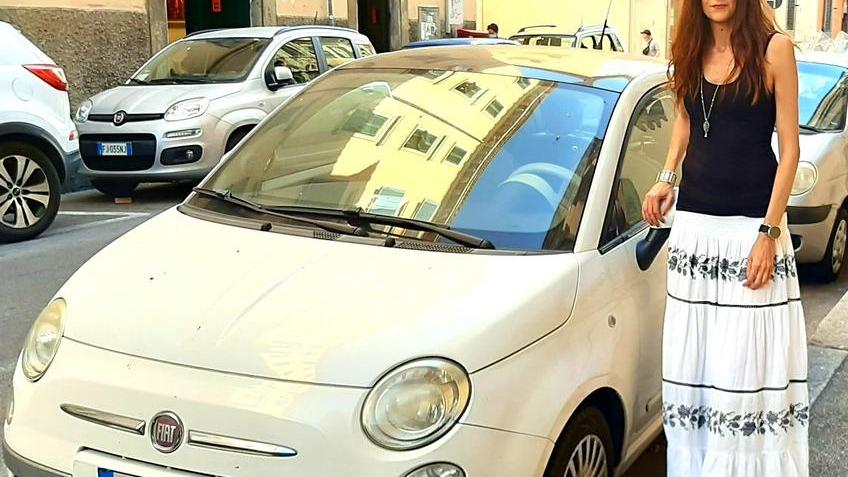 La proprietario dell'auto con la Fiat 500