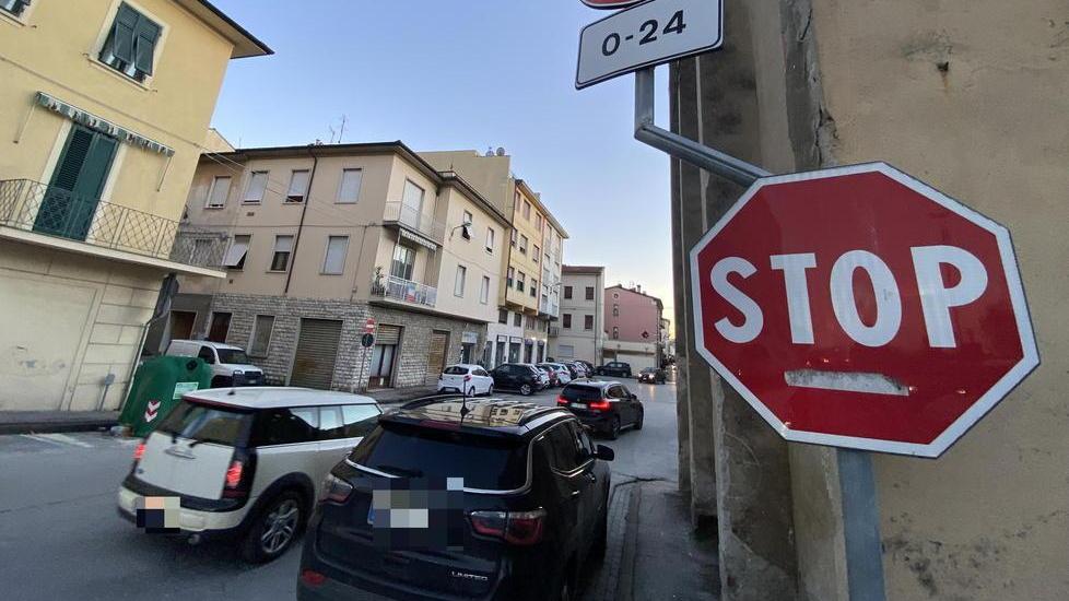Assediati da rumori e schiamazzi, i residenti raccolgono firme: «Servono più controlli»