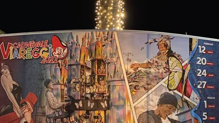 Le gigantografie del Carnevale 2021 sui viali a mare