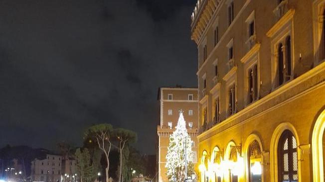 Natale: luci accese per l'albero in piazza Venezia a Roma