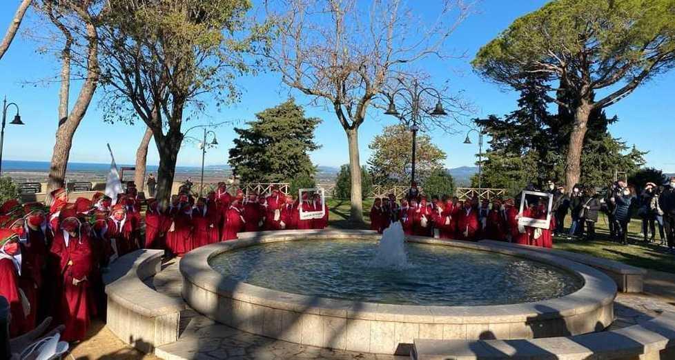 Sfilano in costume per celebrare Dante gli alunni delle elementari del Borsi 