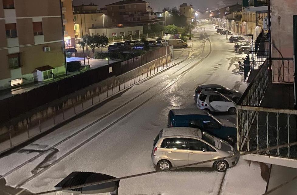 La grandinata notturna imbianca Portoferraio