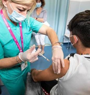 Sono 16.500 i ragazzi in attesa di vaccino Canali preferenziali e giochi sui tablet 