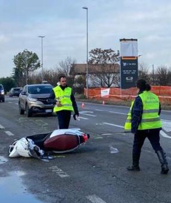 Scontro fra auto, scooter e camioncino: un ferito