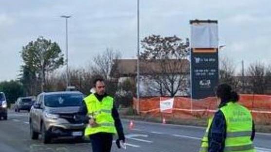 Scontro fra auto, scooter e camioncino: un ferito