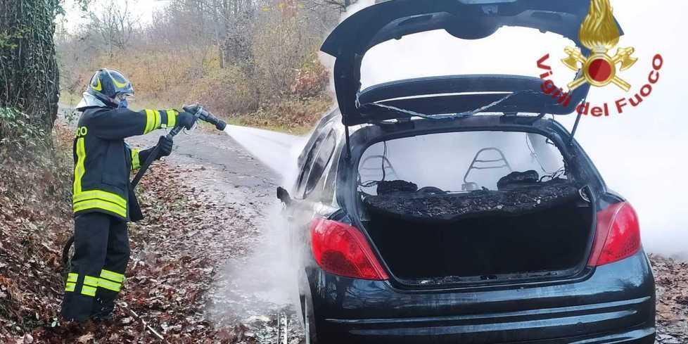 Auto in marcia prende fuoco
