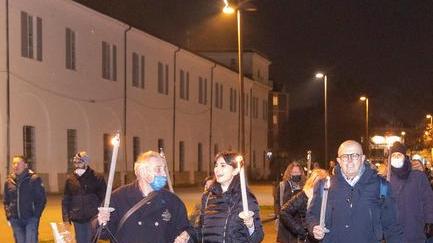 Modena. «Subito sicurezza» Lega e modenesi alla fiaccolata al parco Novi Sad