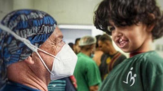 Il medico anestesista Stefano Antonelli con un bimbo affetto da labbro leporino