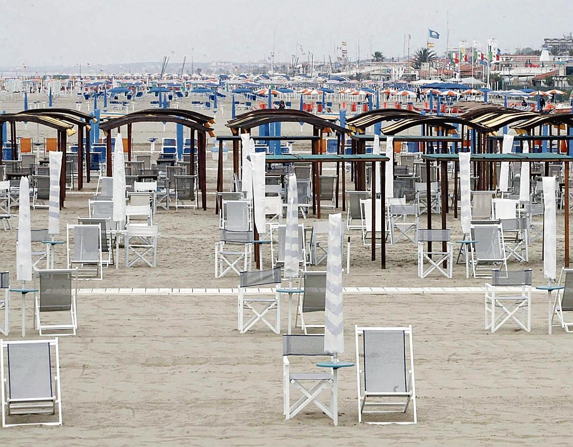 Aste dei bagni, il dramma dei fornitori in Versilia: "Pioggia di disdette" 