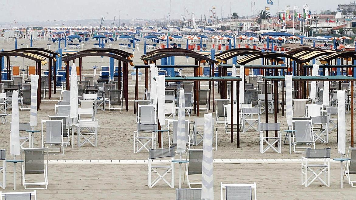 Aste dei bagni, il dramma dei fornitori in Versilia: "Pioggia di disdette"