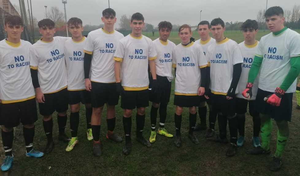 La squadra Juniores del Pisa Ovest con la maglietta "no to racism"