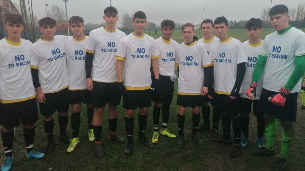 La squadra Juniores del Pisa Ovest con la maglietta "no to racism"