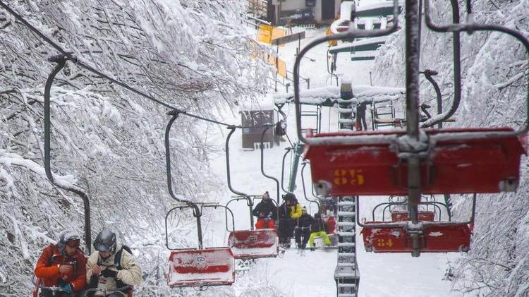 L’Abetone bianco accoglie in vetta. Ecco piste aperte, prezzi e offerte