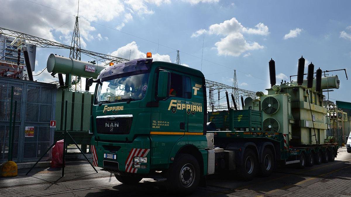 Un mezzo di Foppiani adibito ai trasporti eccezionali