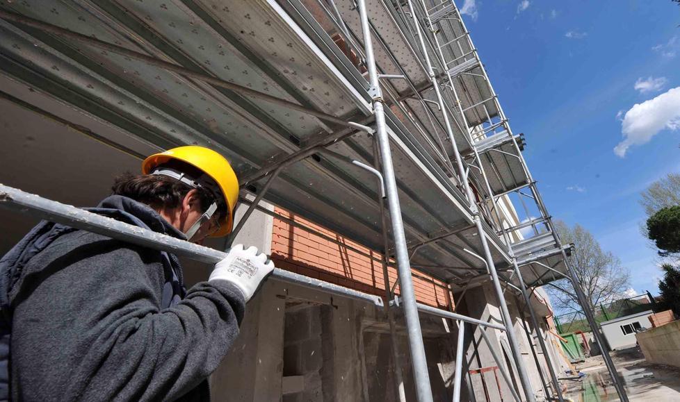Al lavoro in un cantiere edile (Foto d'archivio)