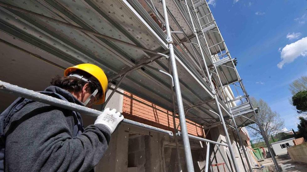 Al lavoro in un cantiere edile (Foto d'archivio)