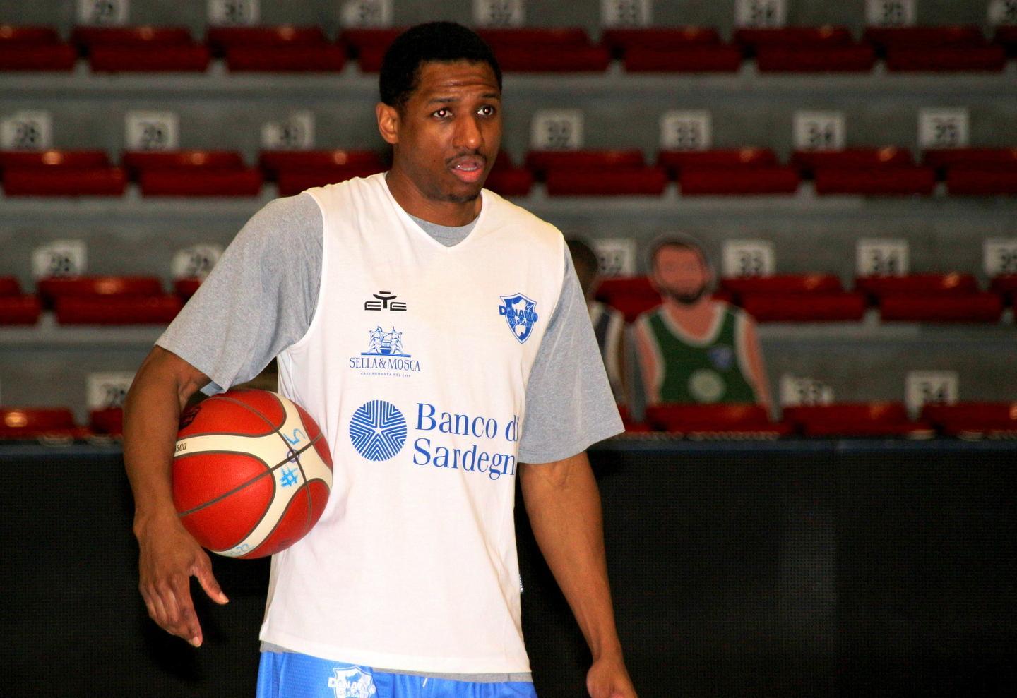 Basket, la “nuova” Dinamo chiede strada alla Virtus