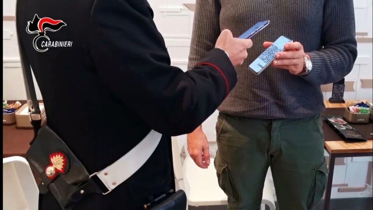 Modena, senza green pass nei locali: raffica di multe