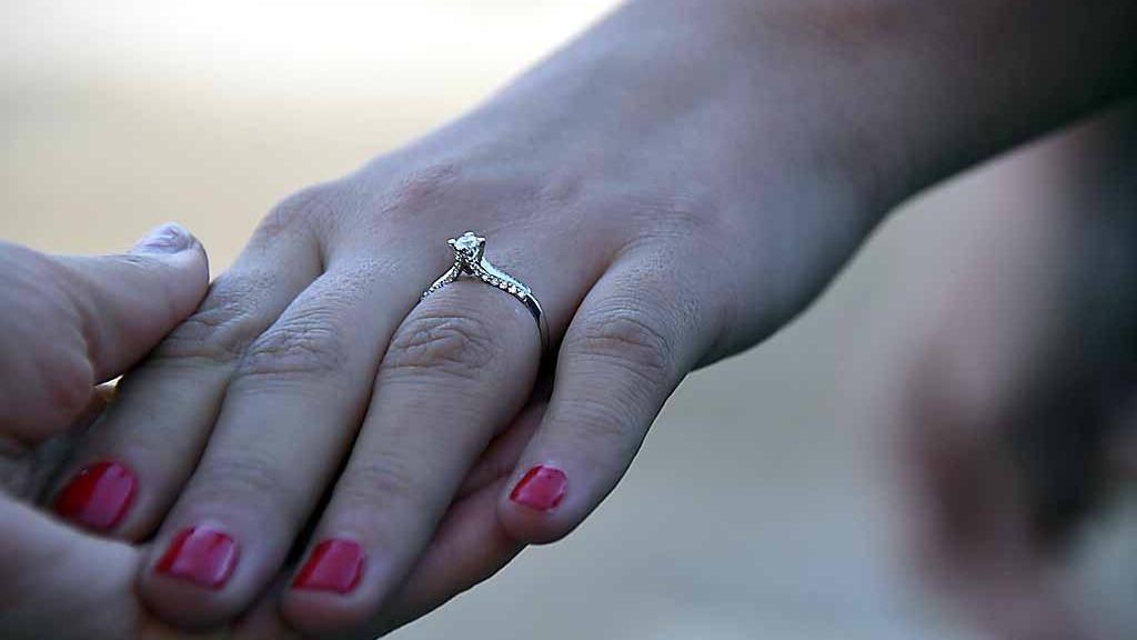 L'uomo si è presentato in caserma mano nella mano con la fidanzata (Foto di repertorio)