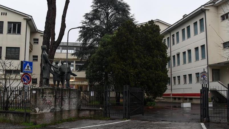 La facciata dell’ala sud del complesso Vallisneri: è quella più grande, ma anche più vecchia, che dovrà essere abbattuta (Foto Sernacchioli)